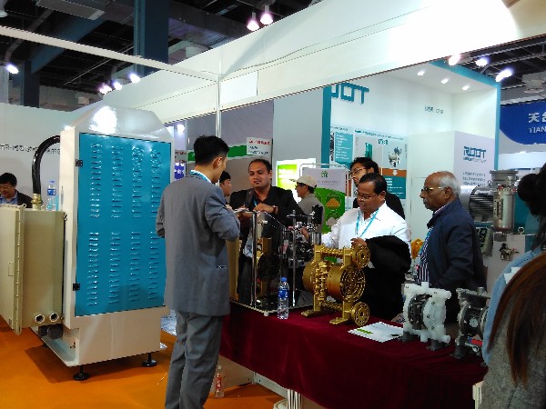 内射APP黄瓜视频成人版展会与国际友人交流