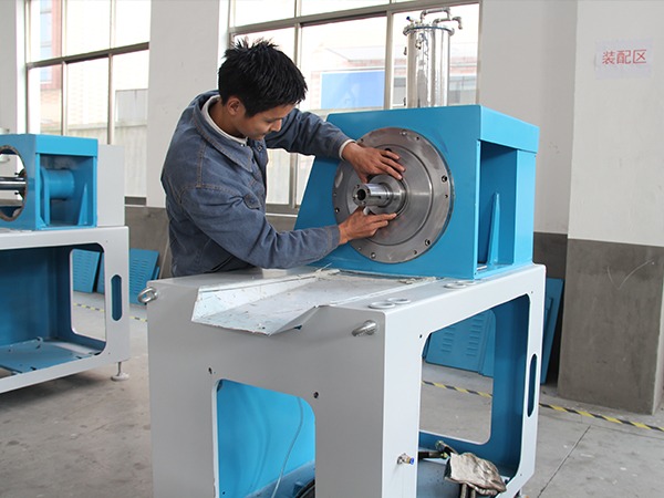 内射APP黄瓜视频成人版机电员工风采